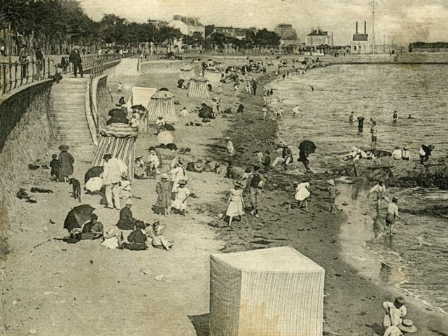 Saint-Nazaire, La Plage. 1925. Joubier J.B éditeur. Don de M. Bourandy Archives de Saint-Nazaire, 2Fi