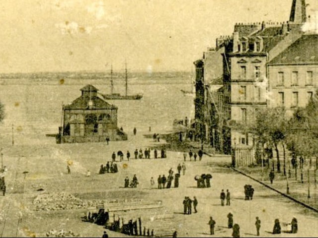Saint-Nazaire, La Place du Bassin. 1901. Thuret A. éditeur. Fonds Planchon Archives de Saint-Nazaire,18NUM