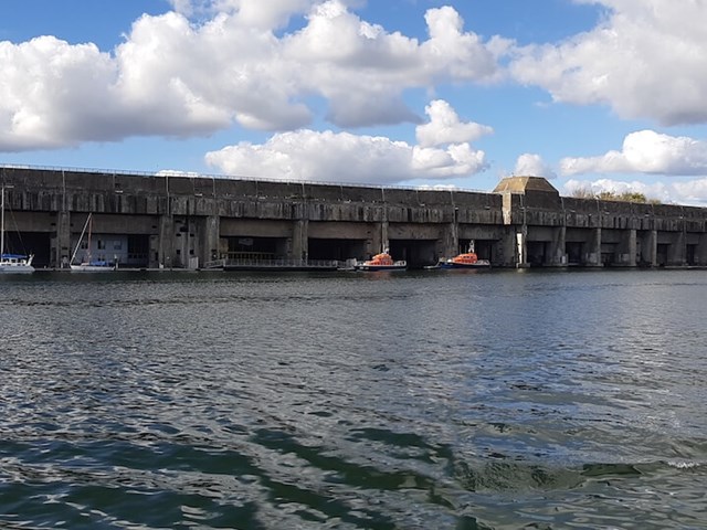 La base sous-marine vue du bassin